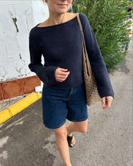 Kvinde iført mørkeblå Sevilla Blouse