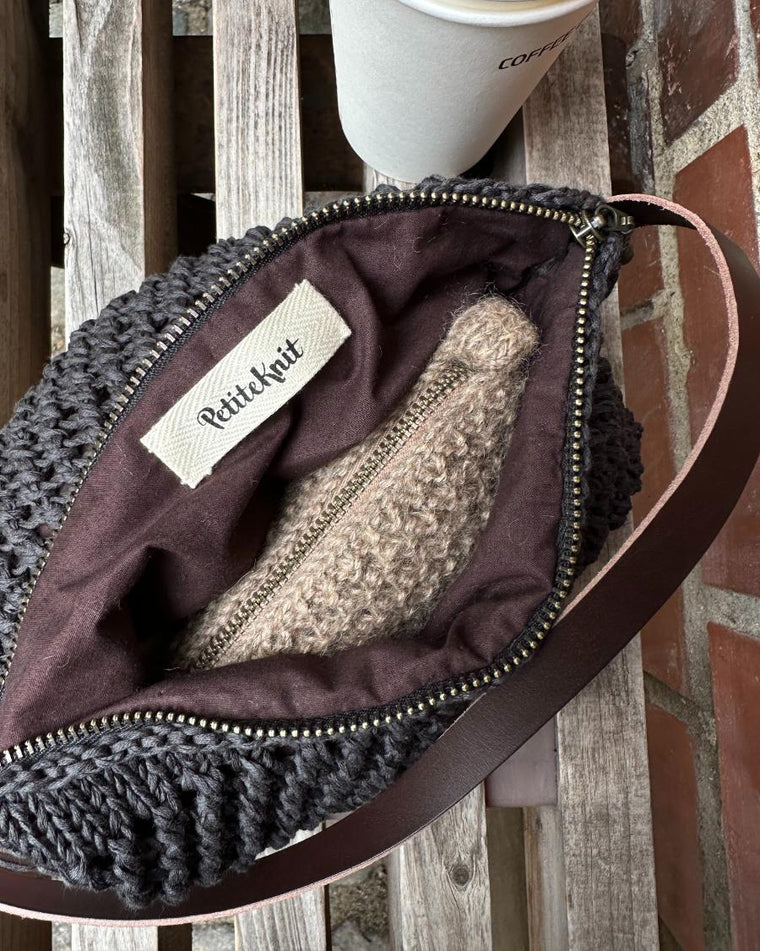 Florence bag liggende på bænk