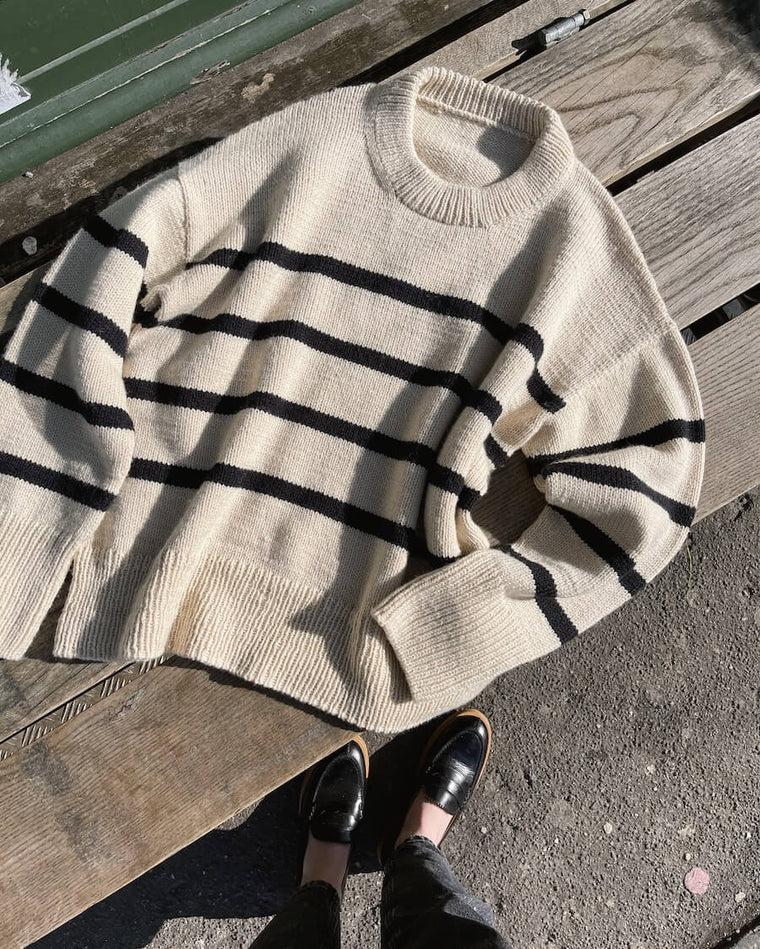 Liggebillede af hvid og blå Marseille Sweater